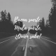 Imagen en blanco y negro de una carretera en medio de un bosque con el texto "Buena suerte, mala suerte, ¿quién sabe?"