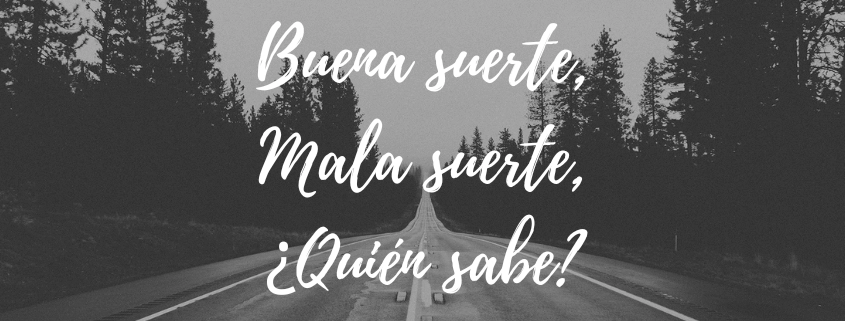 Imagen en blanco y negro de una carretera en medio de un bosque con el texto "Buena suerte, mala suerte, ¿quién sabe?"