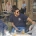 nuestro quiropráctico David tomando algo en una terraza de un bar con sus abuelos