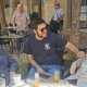 nuestro quiropráctico David tomando algo en una terraza de un bar con sus abuelos