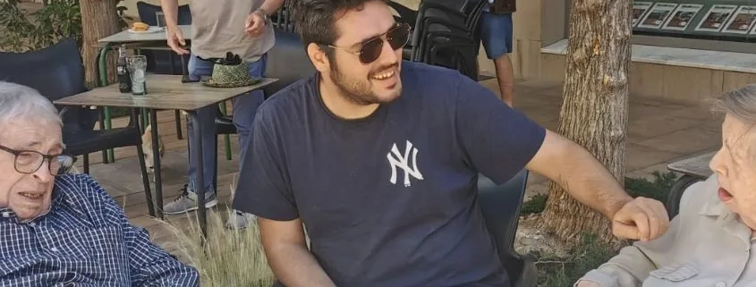 nuestro quiropráctico David tomando algo en una terraza de un bar con sus abuelos