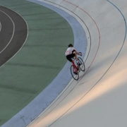 un ciclista pedaleando en un velódromo