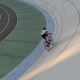 un ciclista pedaleando en un velódromo