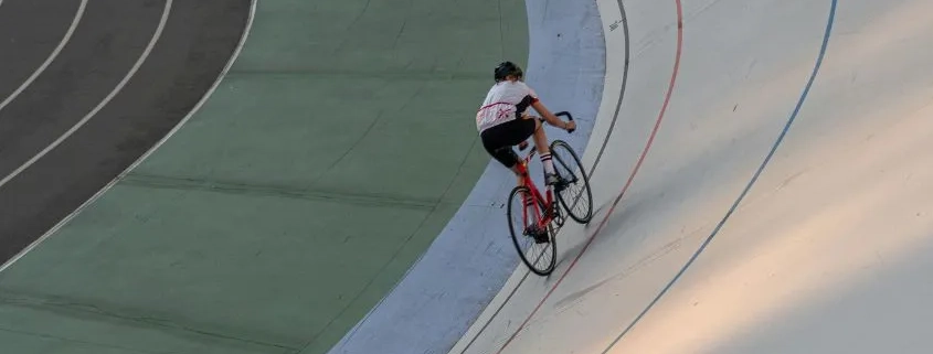 un ciclista pedaleando en un velódromo