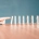 imagen de piezas de domino colocadas una tras otra, con un dedo que empuja una de las piezas para provocar efecto domino.