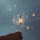 una bengala encendida vista de cerca brillando