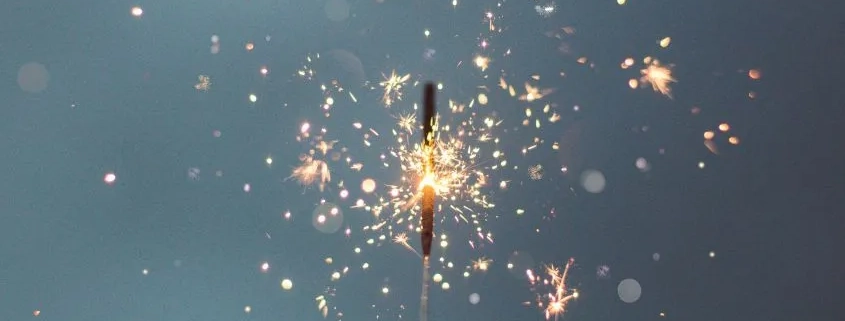 una bengala encendida vista de cerca brillando
