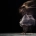 foto en larga exposición de una mujer bailando en un escenario oscuro