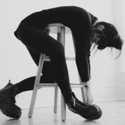 mujer cansada tirada sobre un taburete