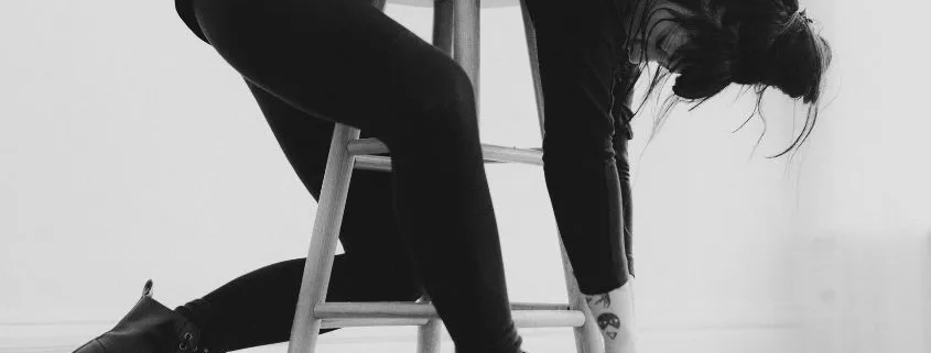 mujer cansada tirada sobre un taburete