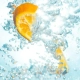 trozo de naranja flotando entre las burbujas de una bebida